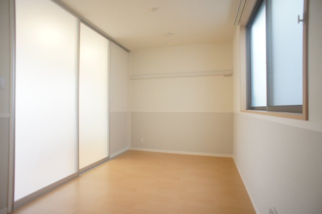 シャーメゾン　コルヌイエの洋室|採光の取れた洋室♪ピクチャーレール有り