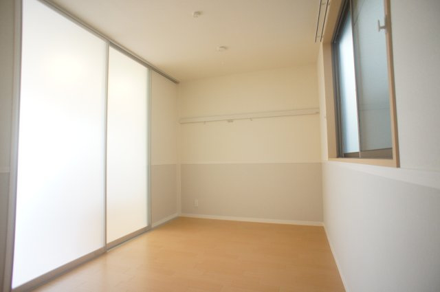 シャーメゾン　コルヌイエの居間・リビング|採光の取れた洋室♪ピクチャーレール有り