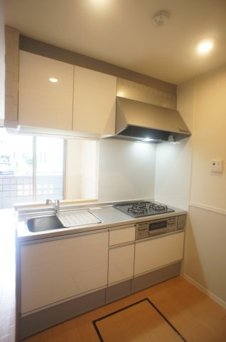 シャーメゾン　コルヌイエのキッチン|対面システムキッチン3口ガスコンロ・グリル付き♪