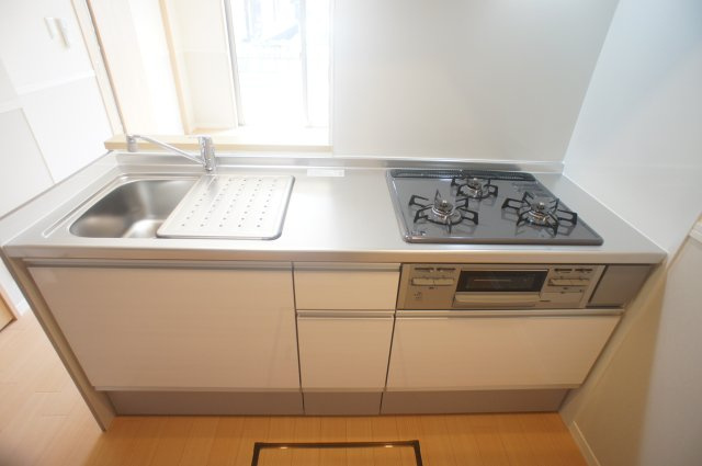 シャーメゾン　コルヌイエのキッチン|対面システムキッチン3口ガスコンロ・グリル付き♪