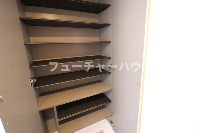 アンテ・ラルボの玄関