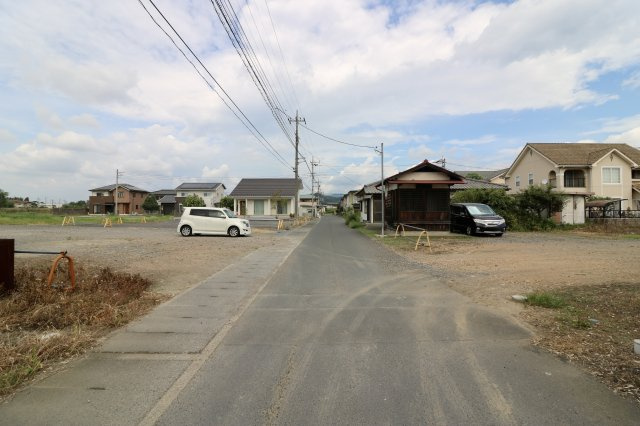 足利市小俣町の売地の前面道路含む現地写真