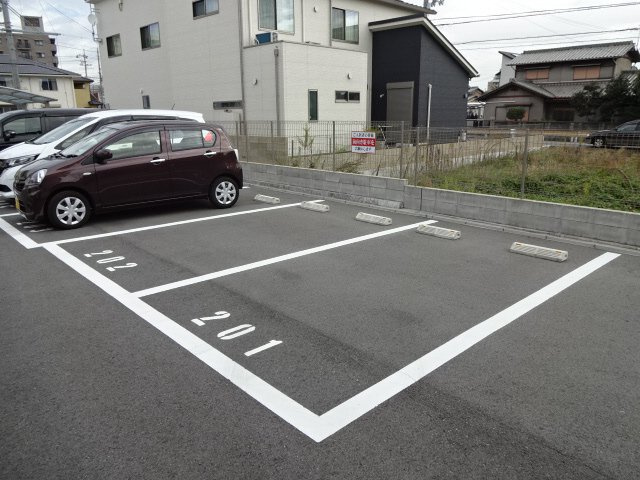 シャーメゾン粟津の駐車場
