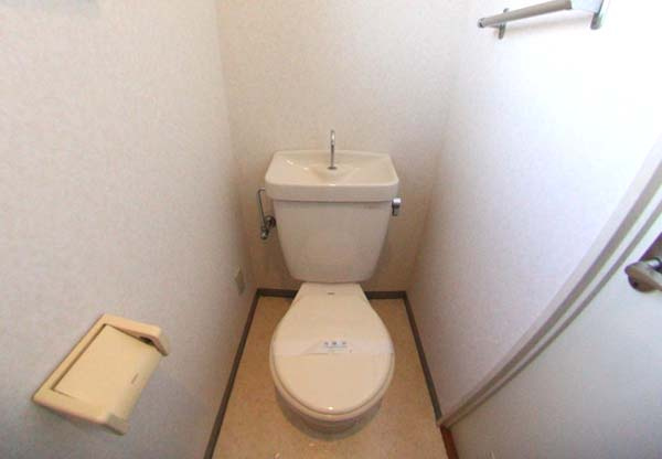 プレステージアスカのトイレ|落ち着いた色調のトイレです
