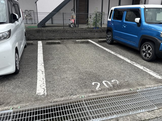 松本駅前ハイツの駐車場