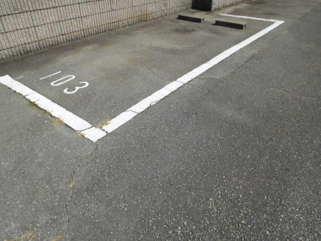 メゾンオリーヴィエの駐車場