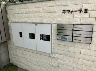 【エントランス】 | 宅配ボックス完備なので留守がちでも安心ですね！