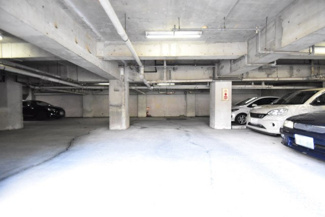 【駐車場】 | 屋根付きの駐車場スペース。空きの有無や駐車料金、サイズ規定などについては、改めてお問い合わせください。