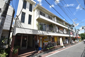 【外観】 | 即日のご見学も可能です！お気軽にお問い合わせください！
青空によく映える建物です。
