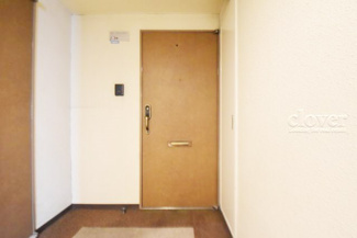 【その他共用部分】 | 皆様をお迎えする、お部屋の玄関ドア。開けやすさや開放角度、ドアノブの操作しやすさや鍵の形状などを、現地で一度ご確認ください。
