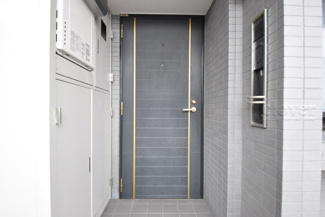 【その他共用部分】 | 皆様をお迎えする、お部屋の玄関ドア。開けやすさや開放角度、ドアノブの操作しやすさや鍵の形状などを、現地で一度ご確認ください。～即日のご見学可能～　お問合せはお気軽にどうぞ。