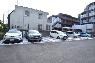【駐車場】 | マンションの駐車場スペース。空きの有無や駐車料金、サイズ規定などについては、改めてお問い合わせください。