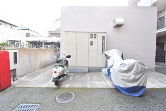 【駐車場】 | バイク置き場。空きの有無や駐車料金、サイズおよび排気量規定などについては、改めてお問い合わせください。