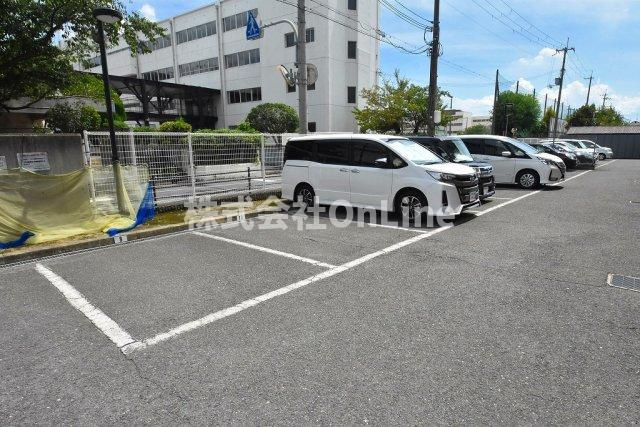 プラザテイクスリーの駐車場