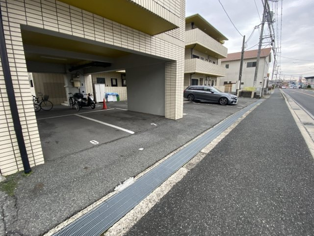 グレースマンション日飼の駐車場