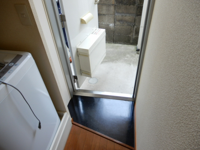 細江マンションの玄関