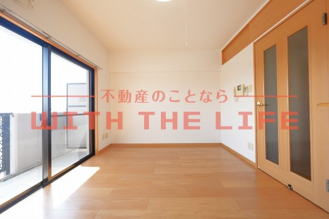 シャンベルジュK☆T【10.000円キャッシュバック対象物件】の居間・リビング|こちらの居間で趣味の時間をお楽しみください