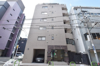 【外観】 | 青空によく映える建物です。手入れの行き届いた外壁やマンション正面エントランスなど、綺麗な姿をぜひ一度、現地にてご覧ください。