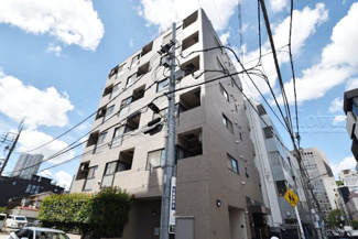 【外観】 | 即日のご見学も可能です！お気軽にお問い合わせください！
手入れの行き届いた外壁やエントランスなど、「見ればわかる」レベルで清潔感を保ったマンションです。築年数を感じさせない姿で皆様をお出迎えします。