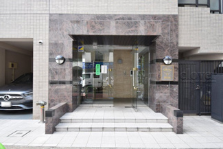 【エントランス】 | マンションの正面エントランス。出入りする人間を癒してくれるマンション入り口であり、その建物の「顔」でもあります。