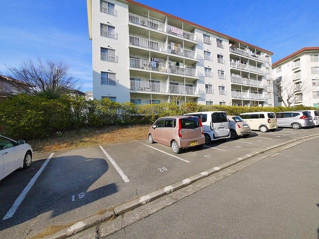 近鉄東生駒ガーデンハイツGの駐車場|駐車場に車を止められます