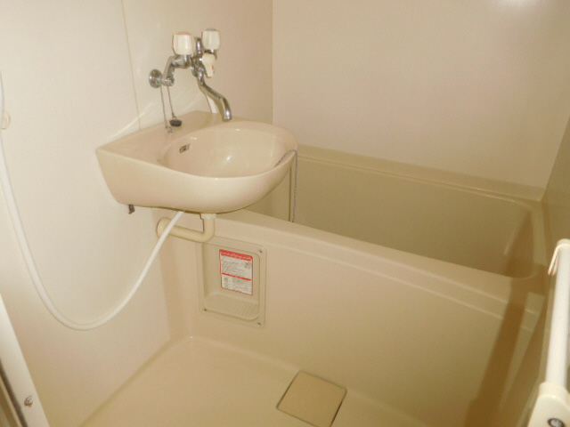 レオパレス西田の浴室