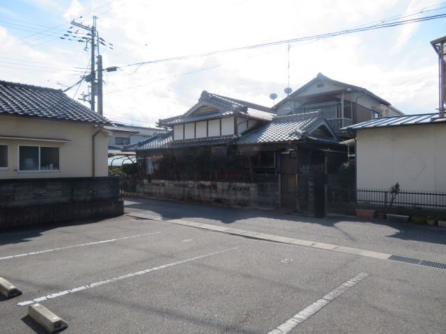 レオネクストナバノの駐車場