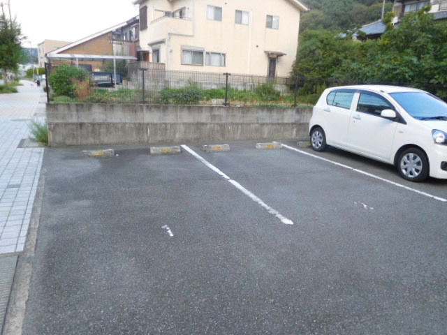 レオパレスグレースの駐車場
