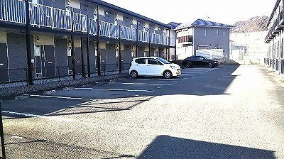 レオパレスひとみの駐車場