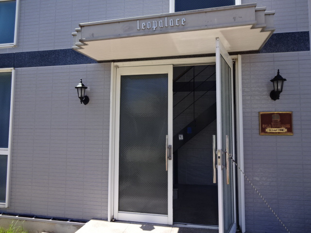 レオパレスＳｔ．Ｌｅａｆ１号館のエントランス