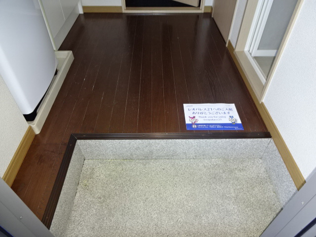 レオパレスＳｔ．Ｌｅａｆ１号館の玄関