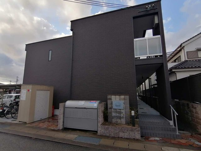 レオネクストＬＯＬの外観|左側に屋根付き駐輪場も御座います。