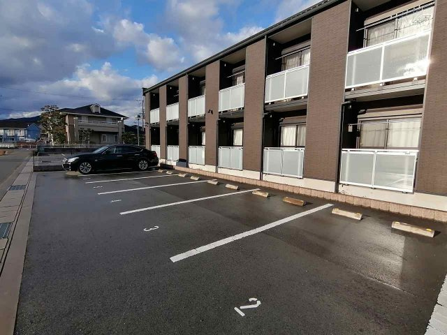 レオネクストＬＯＬの駐車場|広めの駐車場で止めやすいです。