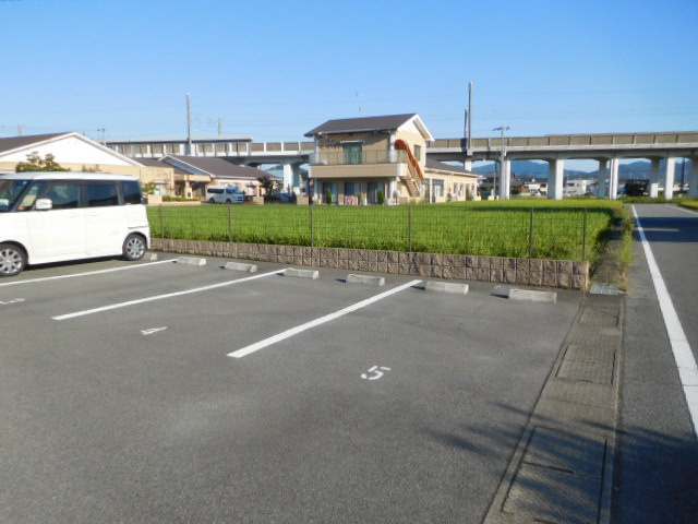 レオネクストウイングＢの駐車場