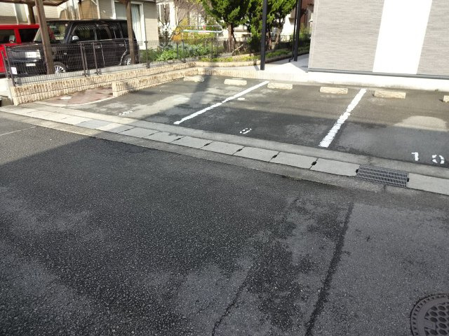 レオパレス若草の駐車場