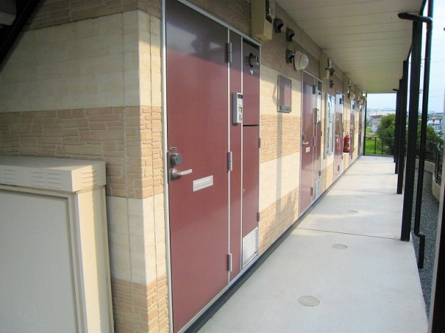 レオパレスかぐやの玄関