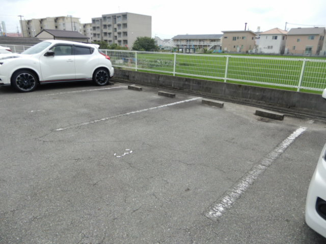 レオパレスルニＩの駐車場