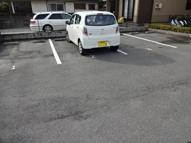 レオパレス楽来の駐車場