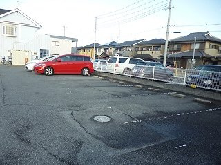 レオパレスジョイフルＭの駐車場