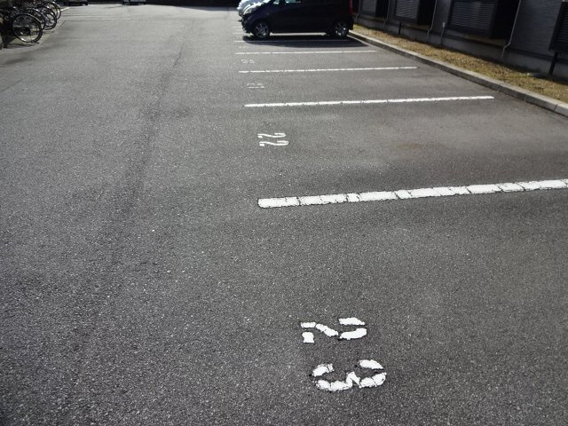 レオパレスアリビオの駐車場