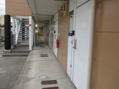 レオパレスデンファレ花田の玄関