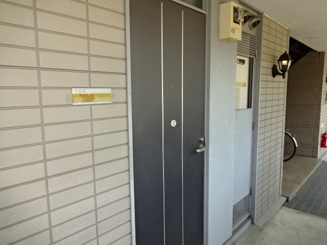 レオパレス飾西のエントランス