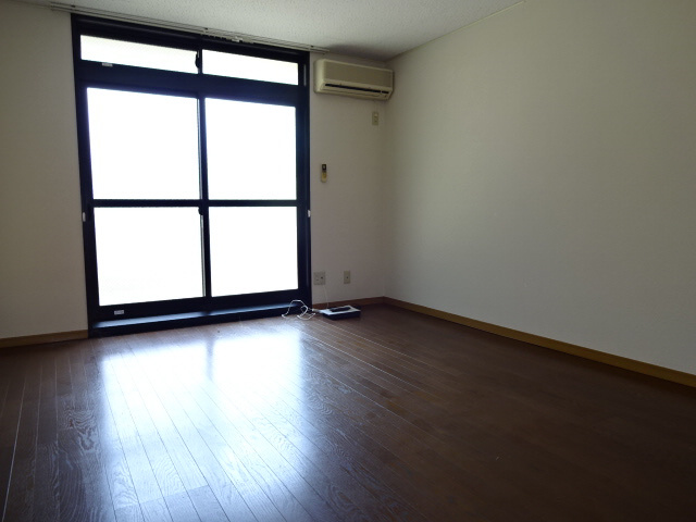 レオパレス飾西の居間・リビング