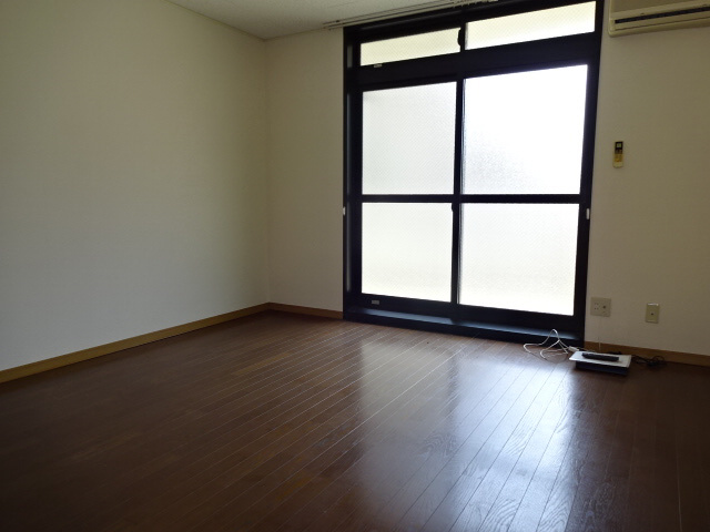 レオパレス飾西の居間・リビング