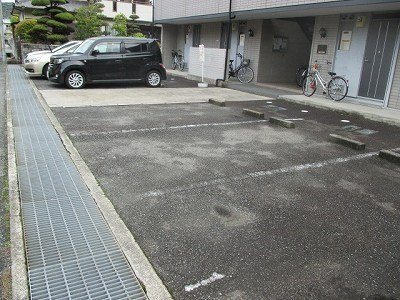 レオパレス飾西の駐車場