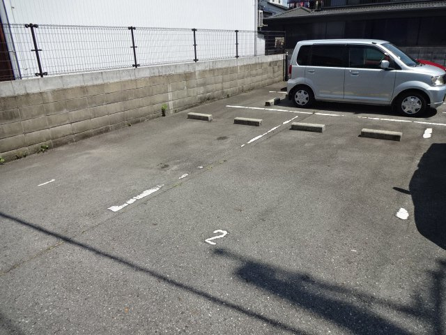 レオパレス面白の駐車場