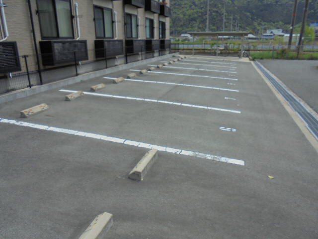 レオパレスセラヴィの駐車場