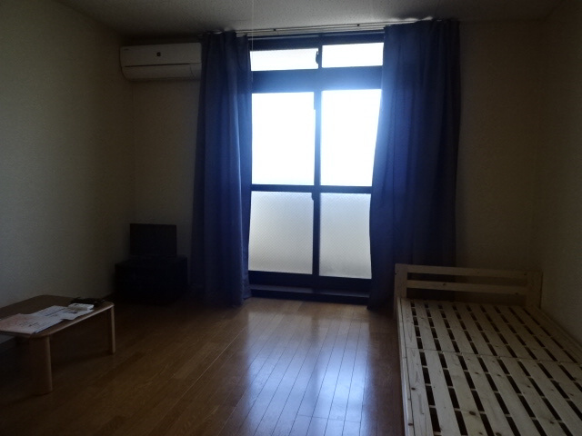 レオパレスＬｅｓ　Ａｍｉｅｓの居間・リビング