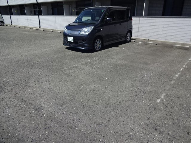 レオパレスＬｅｓ　Ａｍｉｅｓの駐車場