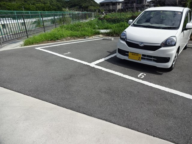 レオパレスグランディールの駐車場